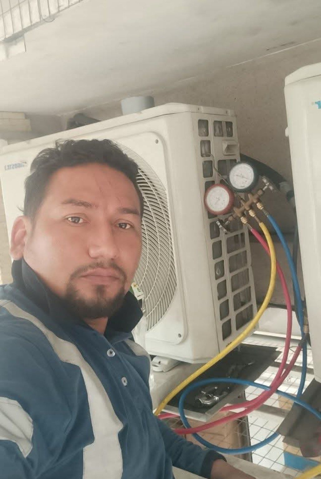 Técnico revisando aire acondicionado